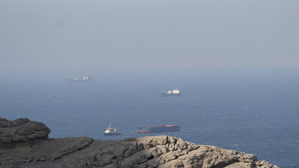d8706546 ▲▼阿曼穆桑達姆半島外海、荷莫茲海峽(Strait of Hormuz)上的船隻與油輪。(圖/路透)