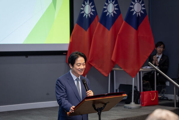 d8727028 ▲▼賴清德總統出訪史瓦帝尼,聽取「戰略儲油槽」及「台灣產業創新園區」(TIIP)簡報,並致詞。(圖/總統府)