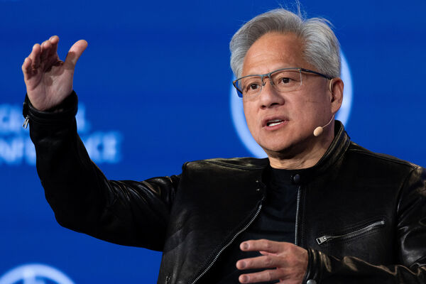 ▲▼2026年5月4日，輝達（Nvidia）執行長黃仁勳（Jensen Huang）出席洛杉磯「米爾肯研究所全球會議」（Milken Institute Global Conference）。（圖／路透）