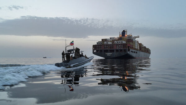 d8735678 ▲▼伊斯蘭革命衛隊(IRGC)在荷莫茲海峽扣押「埃帕米農達斯」號貨輪。(圖/路透)
