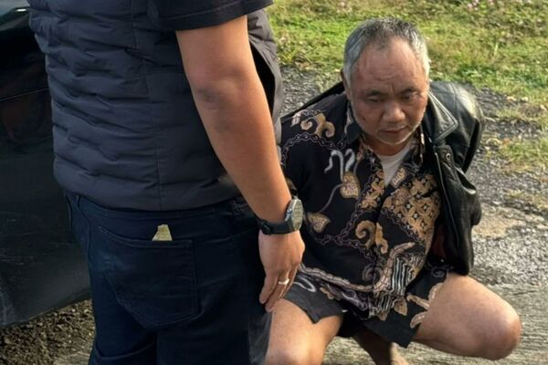 寄宿學校負責人阿沙里在被列為嫌疑人後甚至一度潛逃，最終在躲藏於沃諾吉里的一座清真寺時被警方逮捕。（翻攝自@pengawaswni24J X）