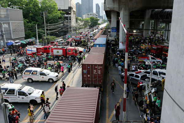 d8745207-1 ▲泰國曼谷發生重大車禍事故。(圖/路透)