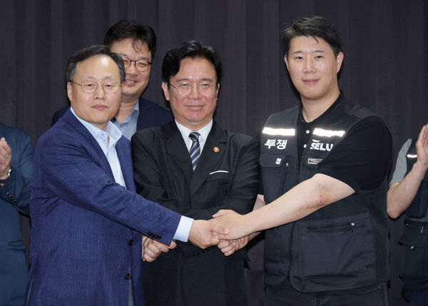 ▲▼三星電子工會負責人崔承浩（Choi Seung-ho，右）、三星電子晶片部門（DS部門）人事團隊負責人暨資方首席談判代表呂明九（Yeo Myung-koo，左），以及南韓勞動部長金英勳（Kim Young-hoon，中），在達成初步薪資協議後於南韓水原市合影。（圖／記者張方瑀攝）