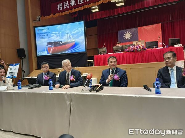 d8750922 ▲左起裕民營運長黎錫榮、總經理王書吉、副董事長徐旭東、副總經理張宗良在媒體座談會上。(圖/記者張佩芬攝)