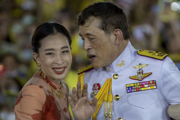 d8751808 ▲▼ 泰王瓦吉拉隆功(King Maha Vajiralongkorn)與長公主帕差拉吉蒂雅帕(Bajrakitiyabha Narendira Debyavati)。(圖/達志影像/美聯社)