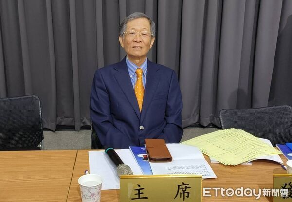 d8752532 ▲慧洋董事長藍俊昇在股東會後透露公司股票到紐約上市計畫。(圖/記者張佩芬攝)