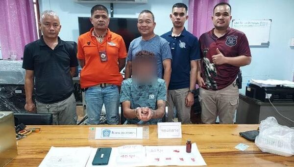 d8768092 ▲▼5男警反串「艷麗舞孃」抓毒販!穿女裝排排站 逮捕照瘋傳。(圖/翻攝臉書สถานีตำรวจภูธรท่าหลวง ลพบุรี)